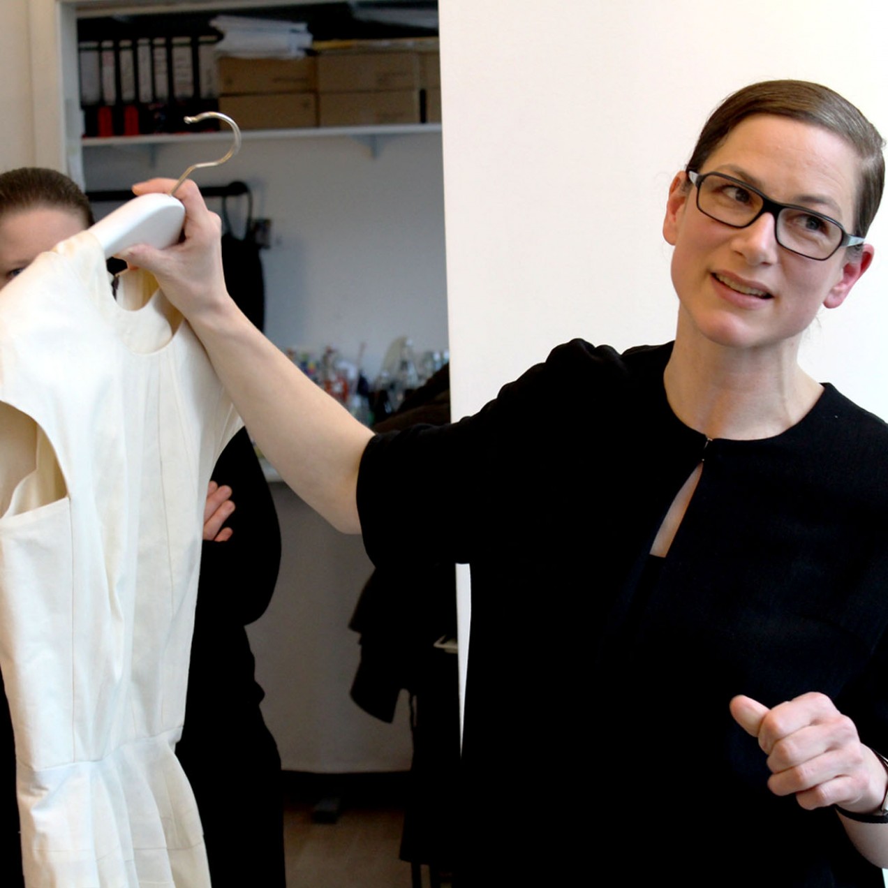 Außerdem zeigt sie uns den Prototypen eines Kleides aus Nesselstoff; Foto: MKG
