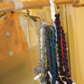 Da fällt die Auswahl schwer: Den Schal gibt es in vielen bunten Farben.